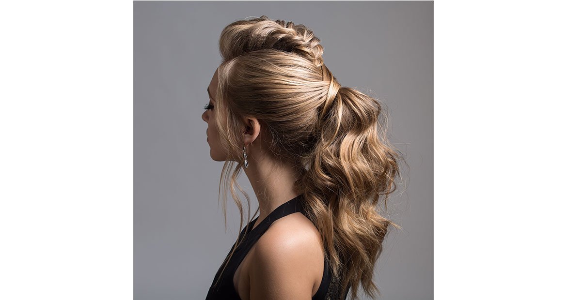 Modelo Loira Com Cabelo Tranado